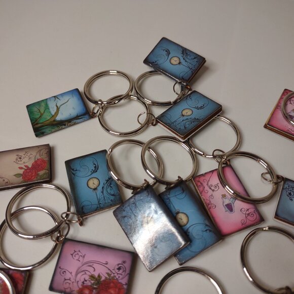 Lot Of 15 Little Faux Book Keychains - Picture 12 of 14